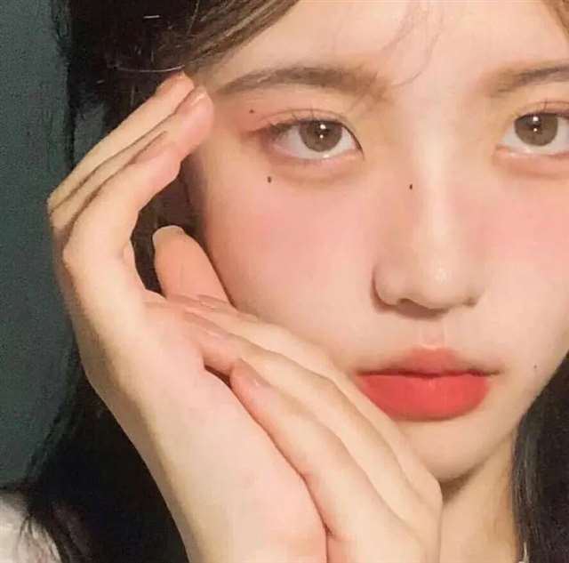 一看就让人心疼的伤感真人女头像