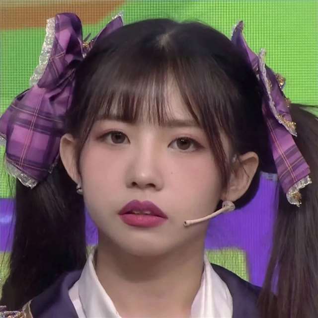 一看就让人心疼的伤感真人女头像