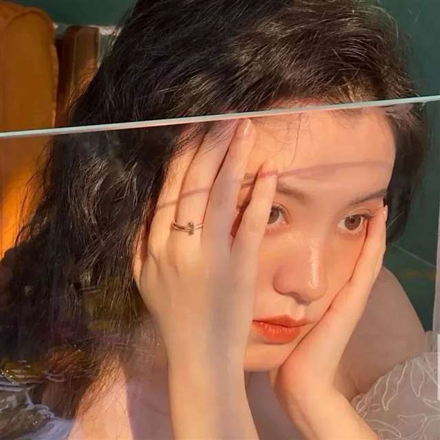 一看就让人心疼的伤感真人女头像