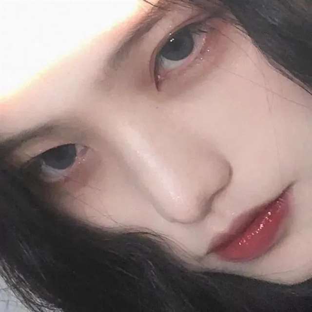 一看就让人心疼的伤感真人女头像