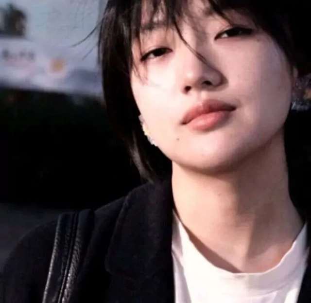 一看就让人心疼的伤感真人女头像