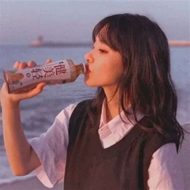 一看就让人心疼的伤感真人女头像