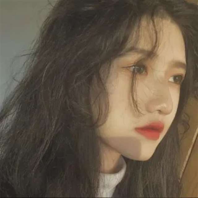 一看就让人心疼的伤感真人女头像