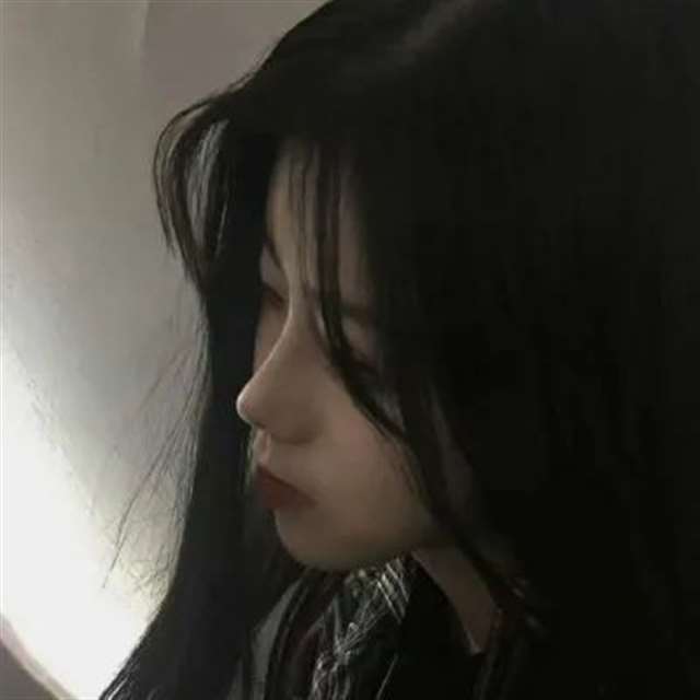 一看就让人心疼的伤感真人女头像