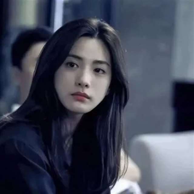 一看就让人心疼的伤感真人女头像