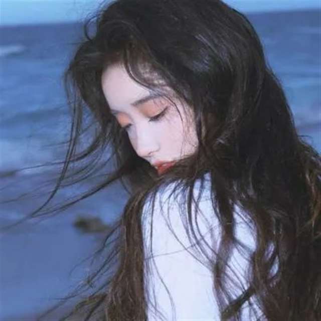 一看就让人心疼的伤感真人女头像