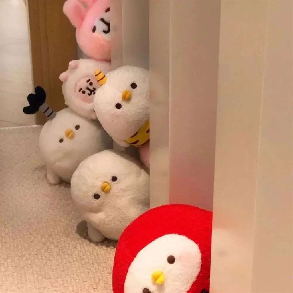 背景图/女孩子总是很喜欢布娃娃