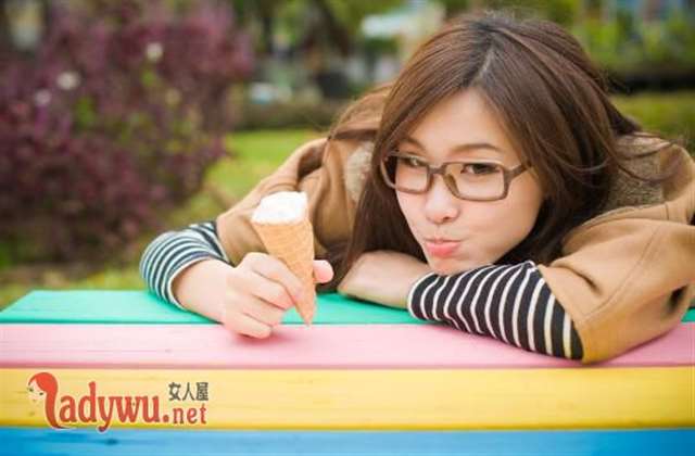 和朋友夫妻一起租房住/真人口述 朋友夫妻来家喝酒喝醉了 两对合租床中间隔帘