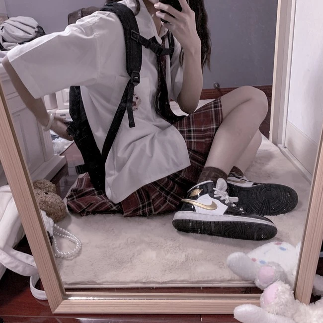 二次元jk制服:给我网恋的男朋友拍照,她说我全世界最可爱