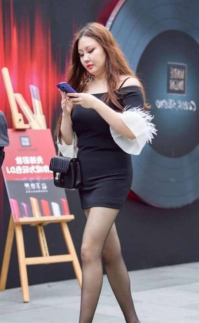 街拍,又白又胖的姐姐,全身部位都是很漂亮,充满小女人