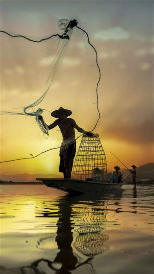 渔夫—华为杂志锁屏黎明时分,渔民撑起渔舟,撒开渔网,开始了一天的