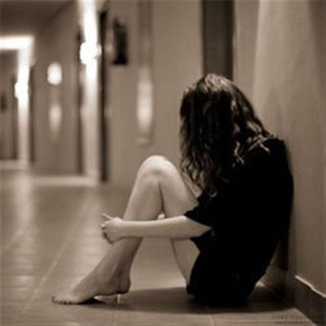 躲在角落里哭泣的女人伤感的qq女生头像_面-10kb