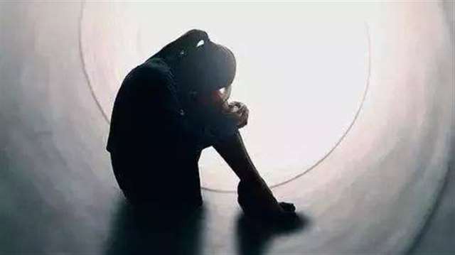 男子跳海自尽!尸体在观音山沙滩被发现!女儿跪倒哭喊,绝望崩溃.