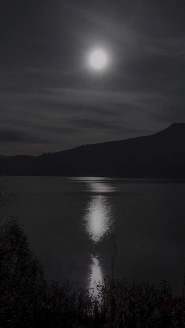 有没有看起来很压抑孤独的全面屏手机壁纸可以推荐的吗?