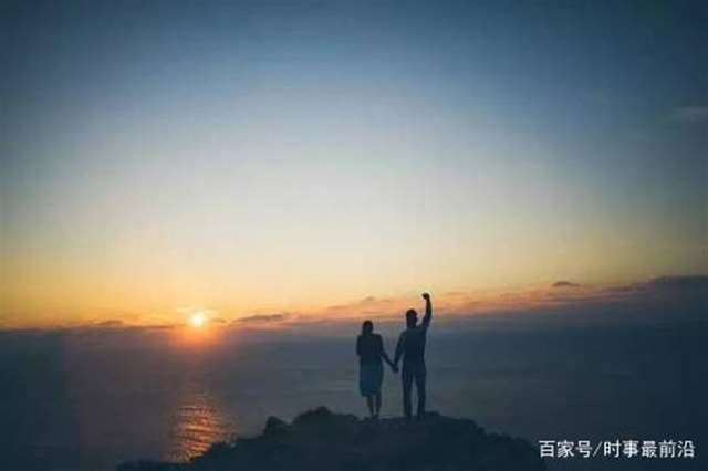 一旦男人开始碰你的头发 男人碰女人后背内衣带子