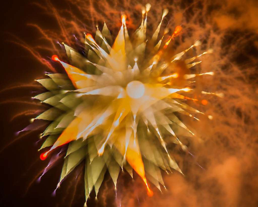 摄影师抓拍烟花迸发瞬间惊艳图