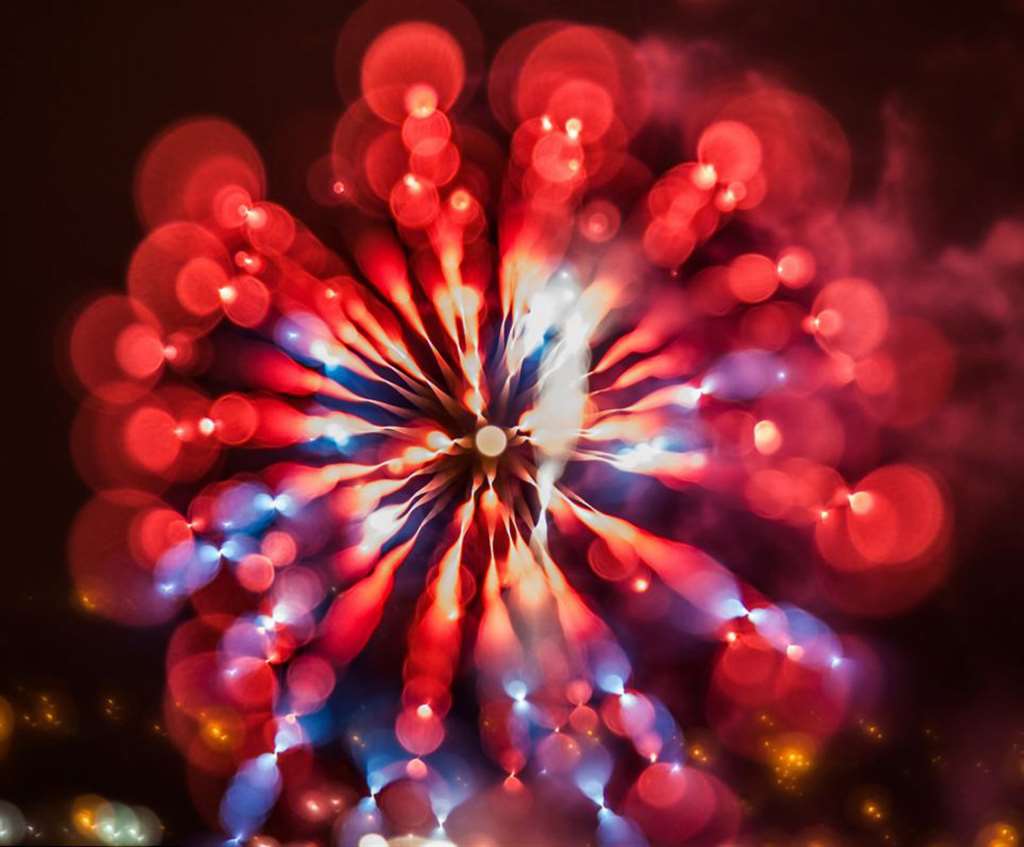 摄影师抓拍烟花迸发瞬间惊艳图