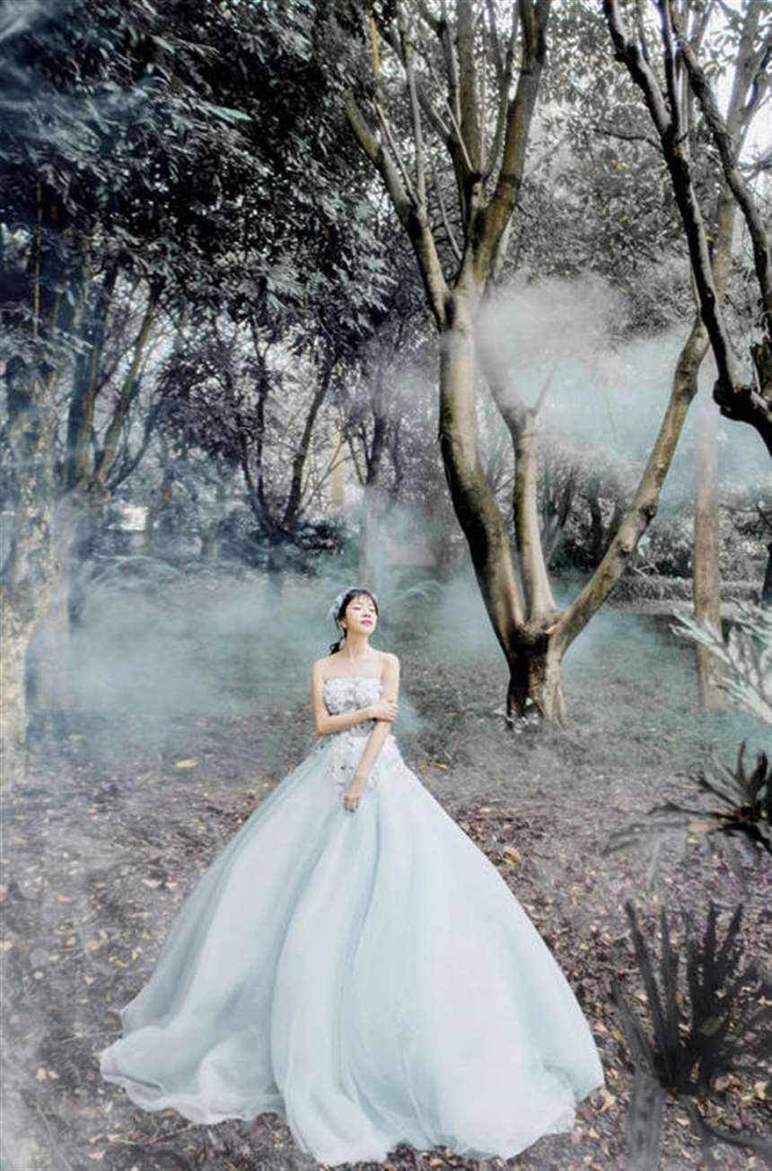 ps调出外景婚纱照片惊艳冷色效果