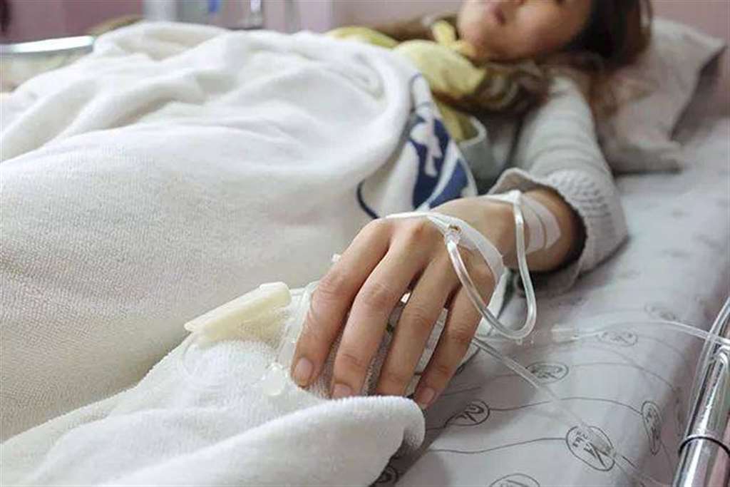 4岁女孩低烧,输液致死:一生病就输液,祸害了多少孩子?
