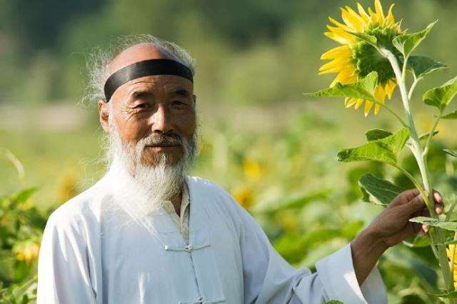 经历苦难越大越有智慧，最终都会转化成智慧和觉悟！