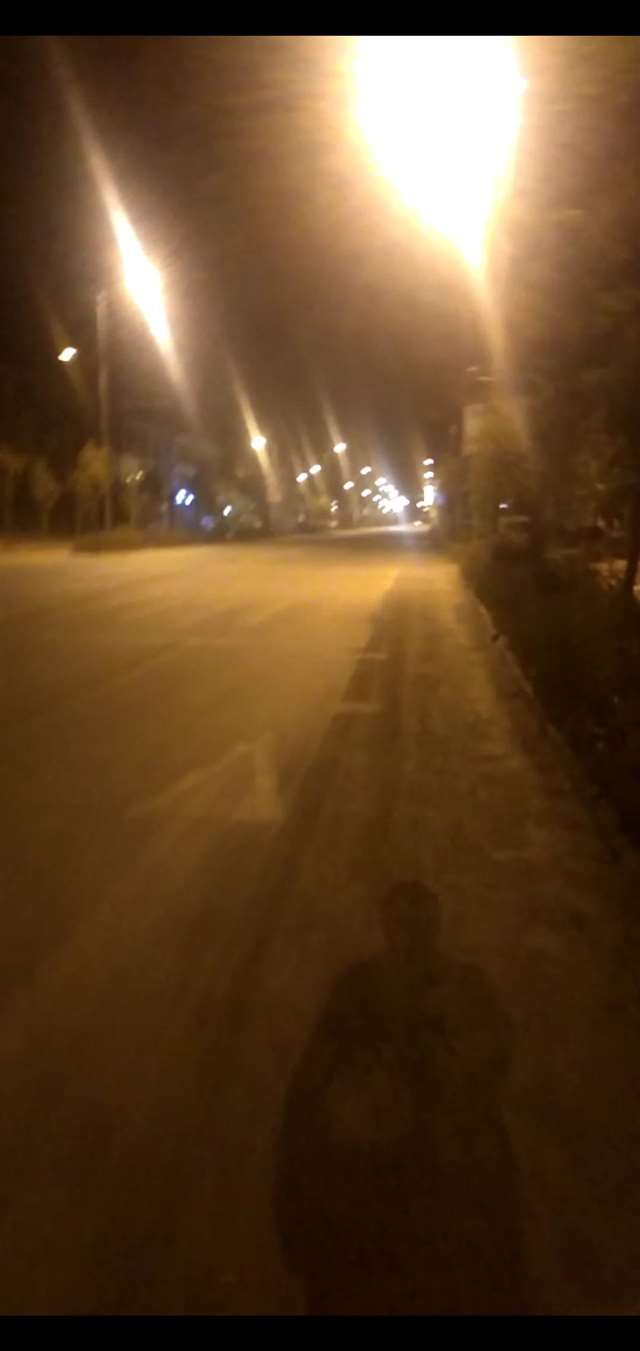 大晚上的走在孤独的马路上,哎