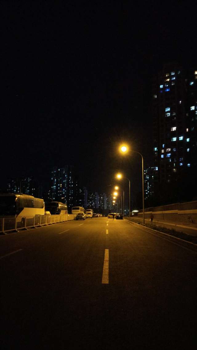 晚上回家的路上被路边的灯光所吸引    