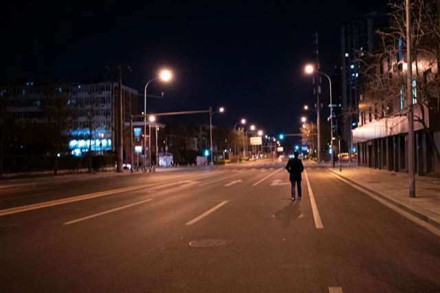 3月28日,空旷的针织路上只有一个人在马路上行走