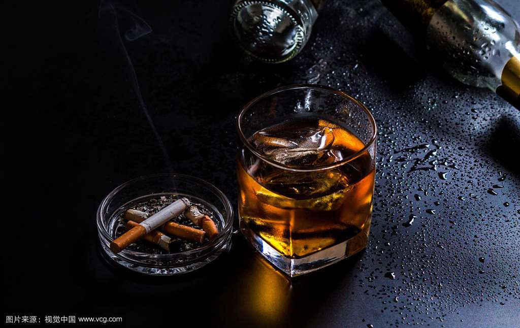 烟和酒的伤感唯美照片-图说健康