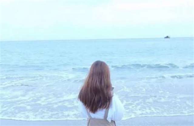 妈妈用军大衣盖着我们不要 回家汽车上的母亲大衣下