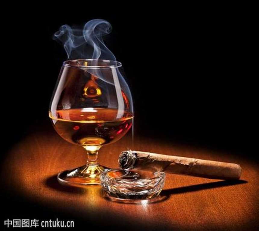 苏格兰威士忌吸烟,雪茄烟烟灰缸液体,饮料样式葡萄酒杯酒