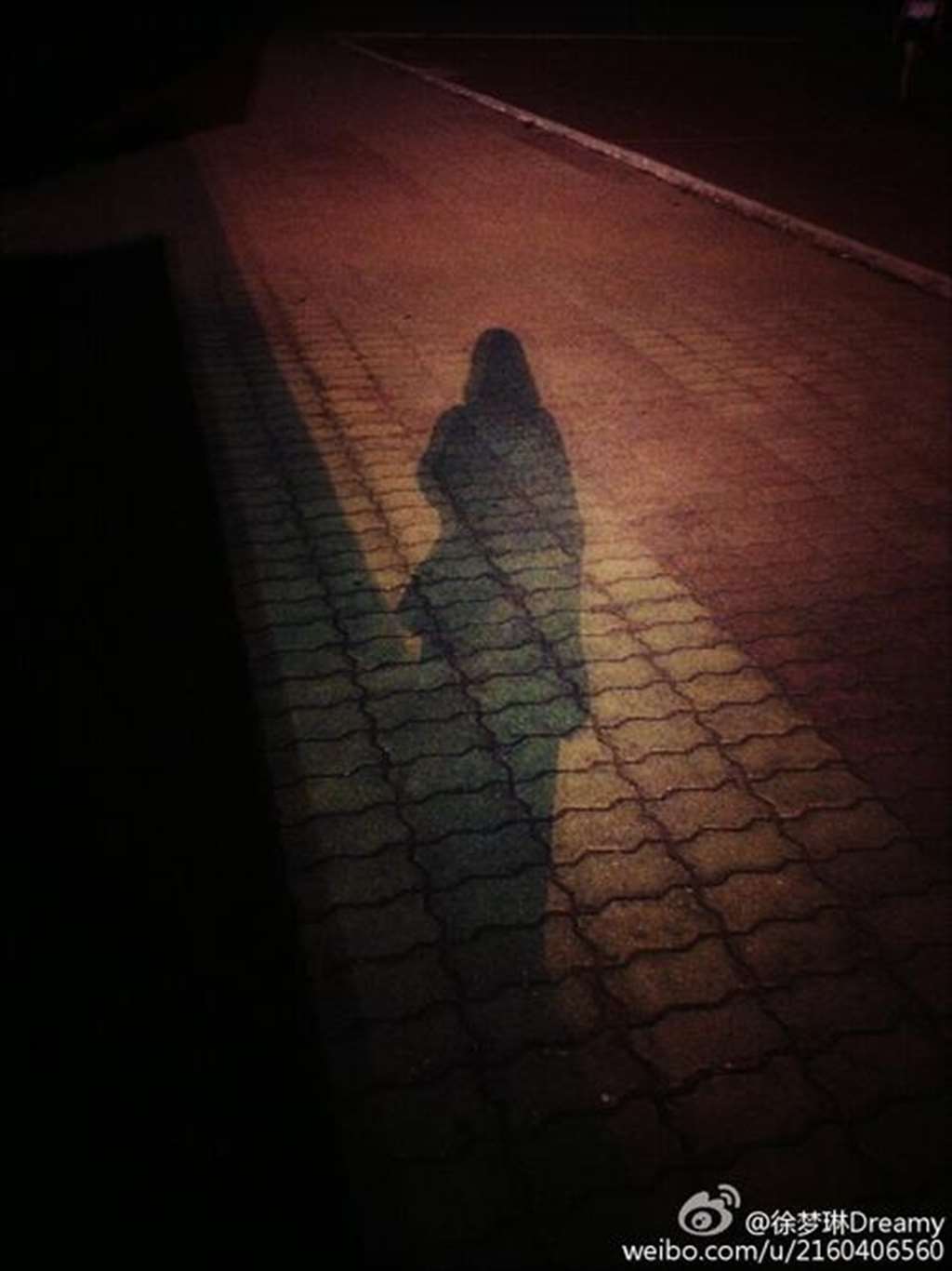 一个人夜晚影子图片