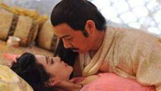 皇后的肚子越来越大怀孕大肚子还要做