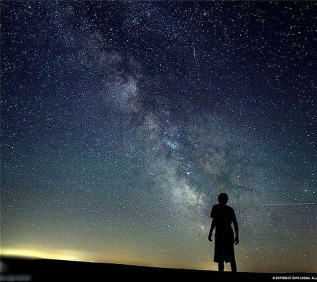 求一张一个人夜晚仰望星空的图片?