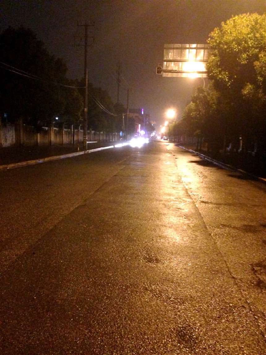 回家有点晚,发一张晚上小区门口街景的照片,还是挺冷清的