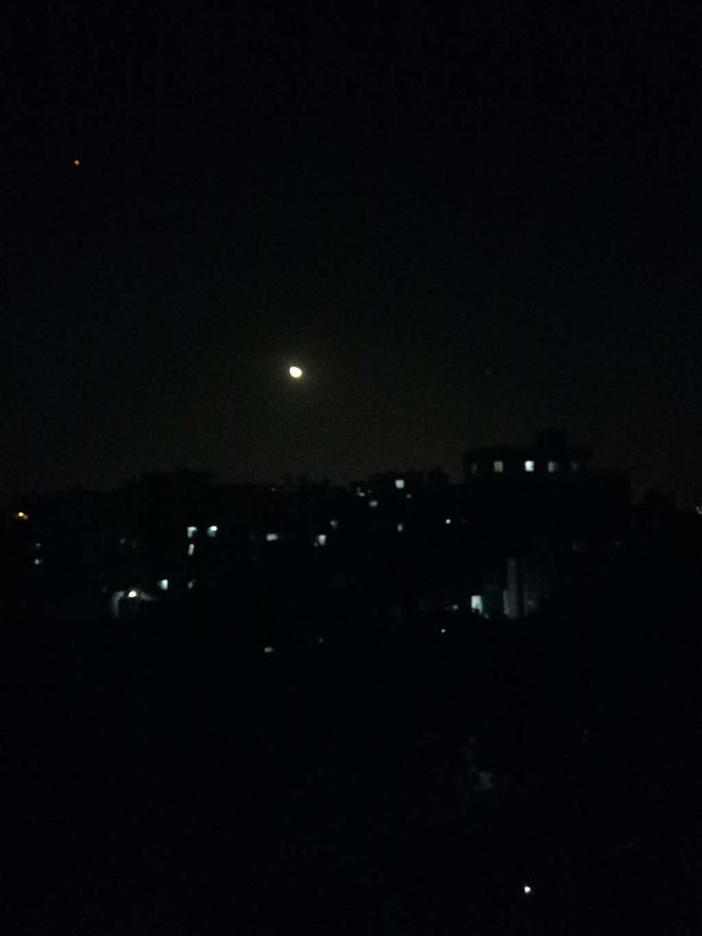 夜深人静,月亮