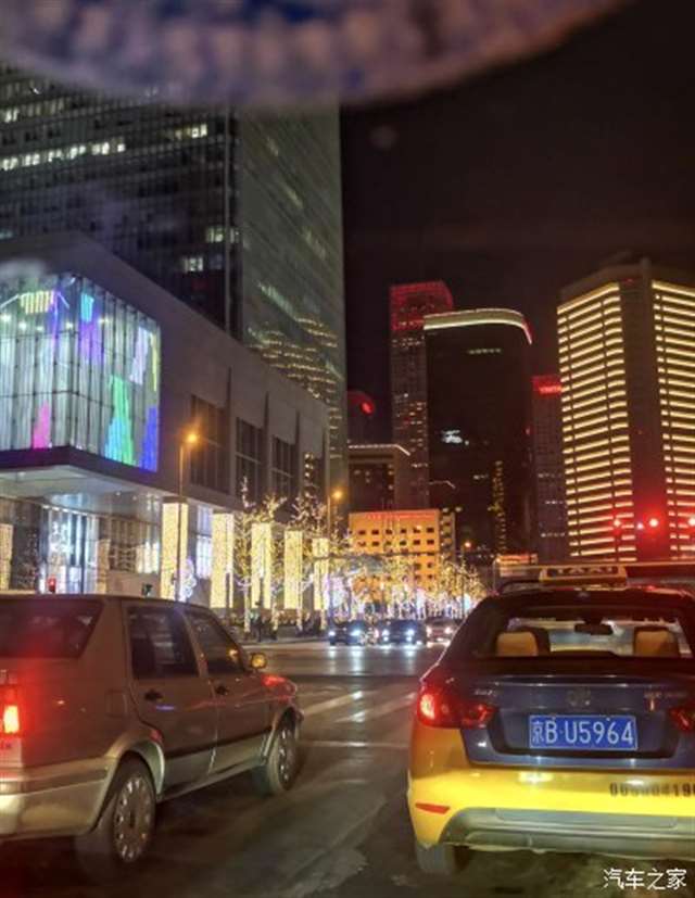 开车来的,在路边照一张夜景,led的装饰灯照亮了这个城市.