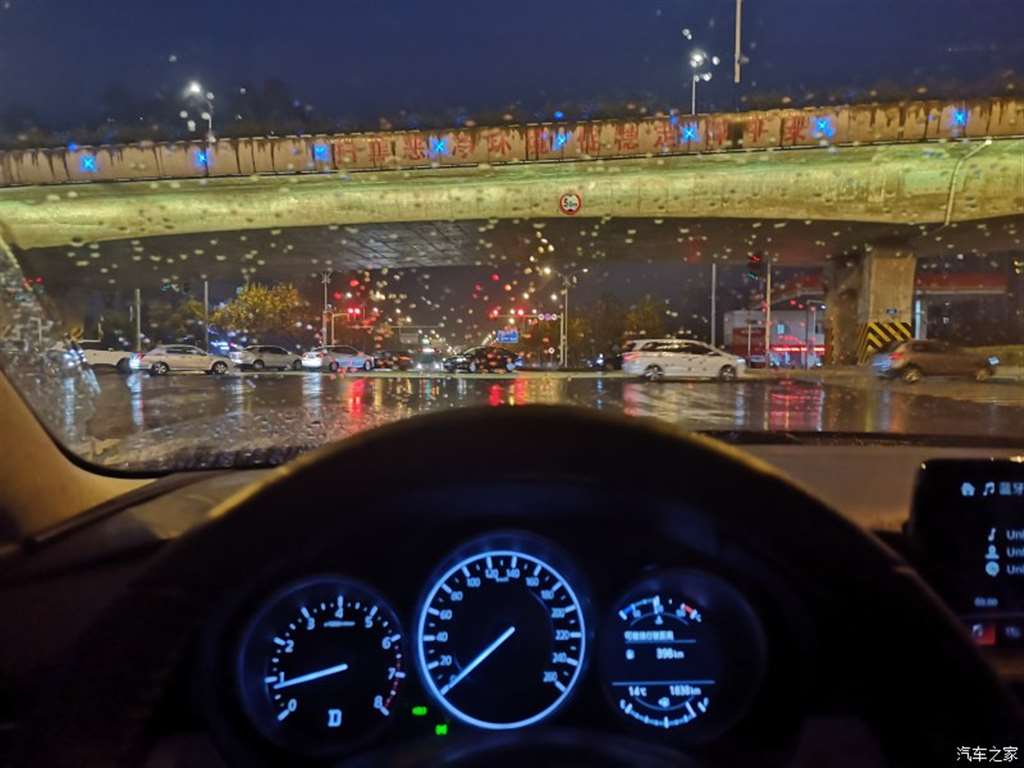在路上:下雨天一个人开车在下班路上 停着音乐, 这感觉真棒.