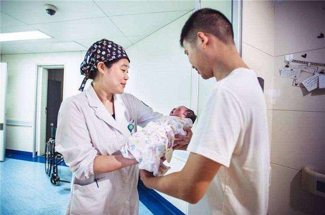 40岁闺蜜嫁给25岁儿子 和儿子弄了一天没说话