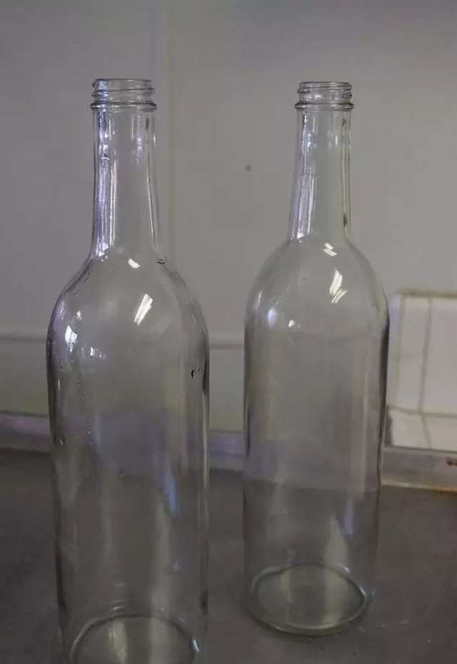 不要用红酒瓶,塞酒的长颈一点点的没入