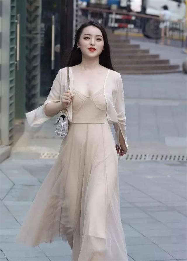 时尚街拍:如花似玉的美女,典雅气质女人味十足