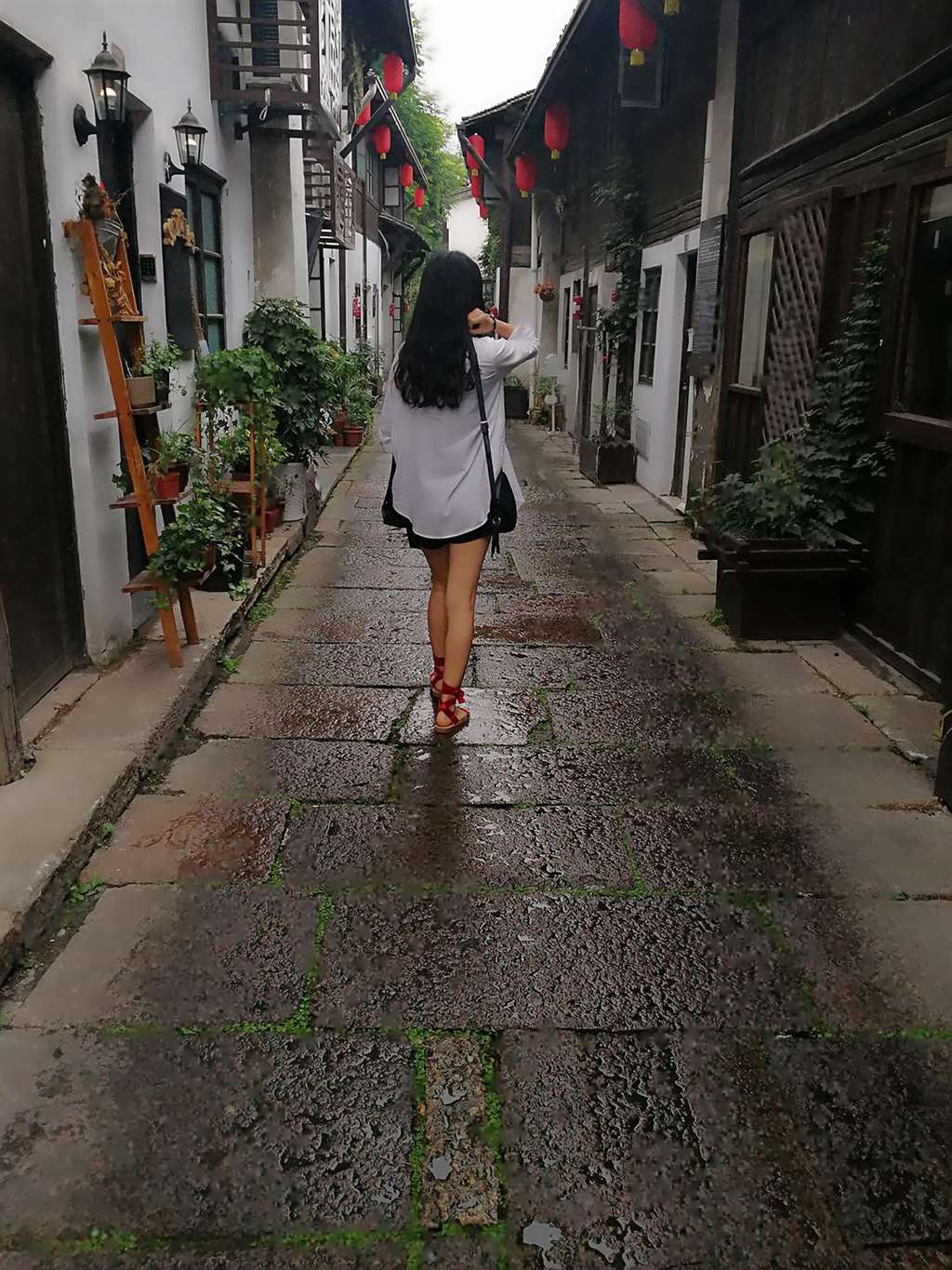 和朋友去杭州写生,拍了这张独自一个人的背影照片.