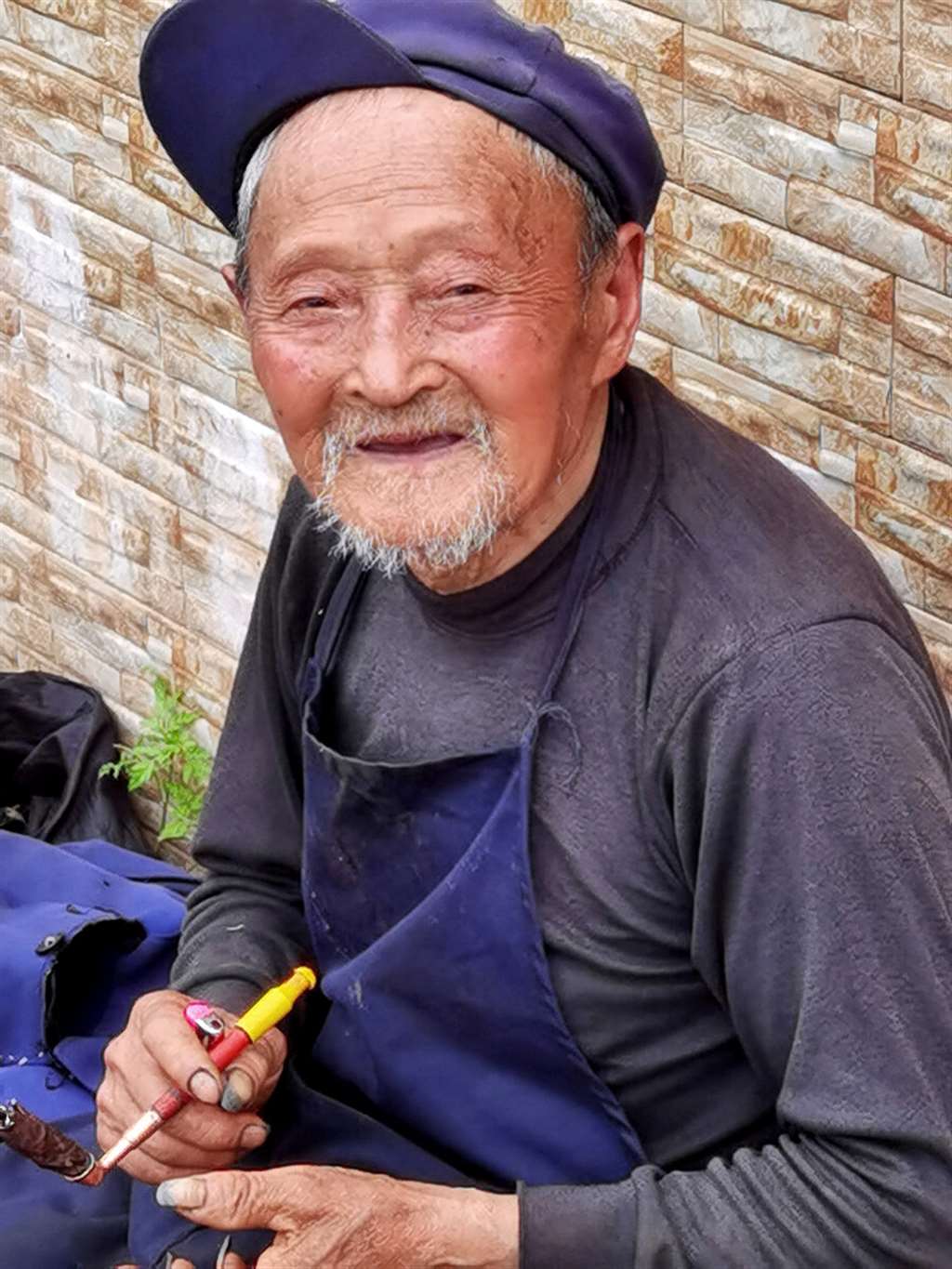 与祖国同岁老人用55年坚守“匠心”，让手艺融入生活