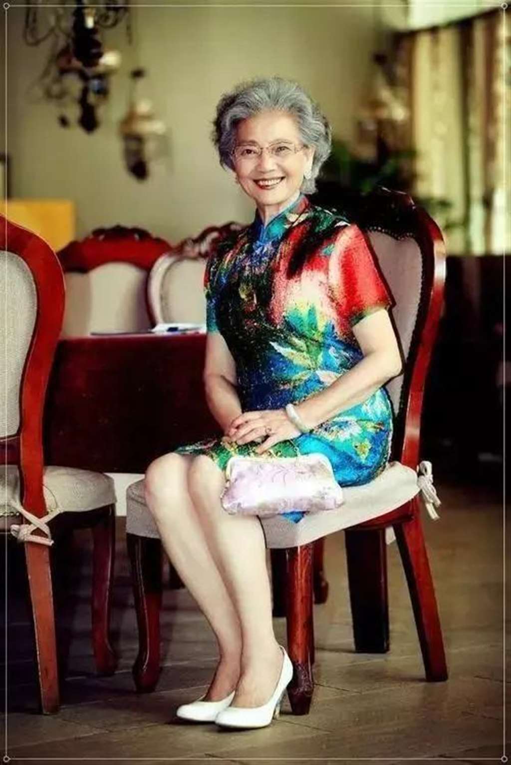 都说赵雅芝优雅是不老女神,那是你没见过80多岁她的近照