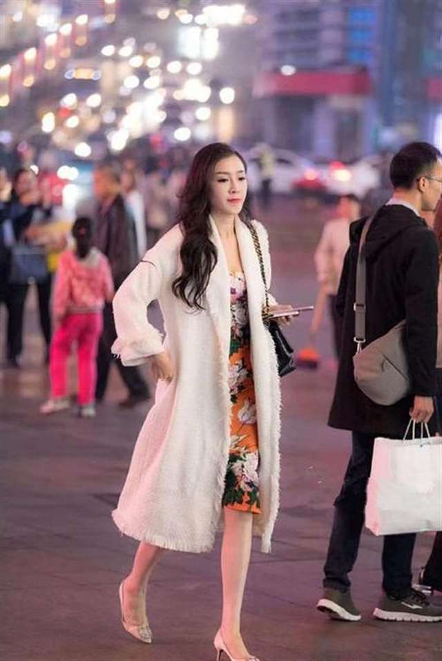 街拍:美女穿白色大衣,有一种大方的熟女气息