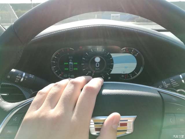 多功能方向盘平时超级使用,开车的时候随手就能操作!