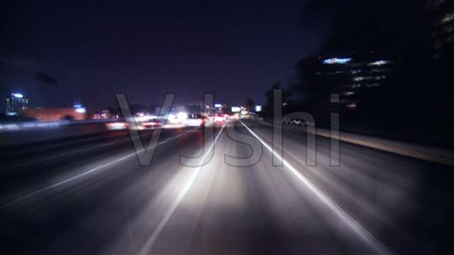 夜晚高速公路上极速行驶的汽车高清视频