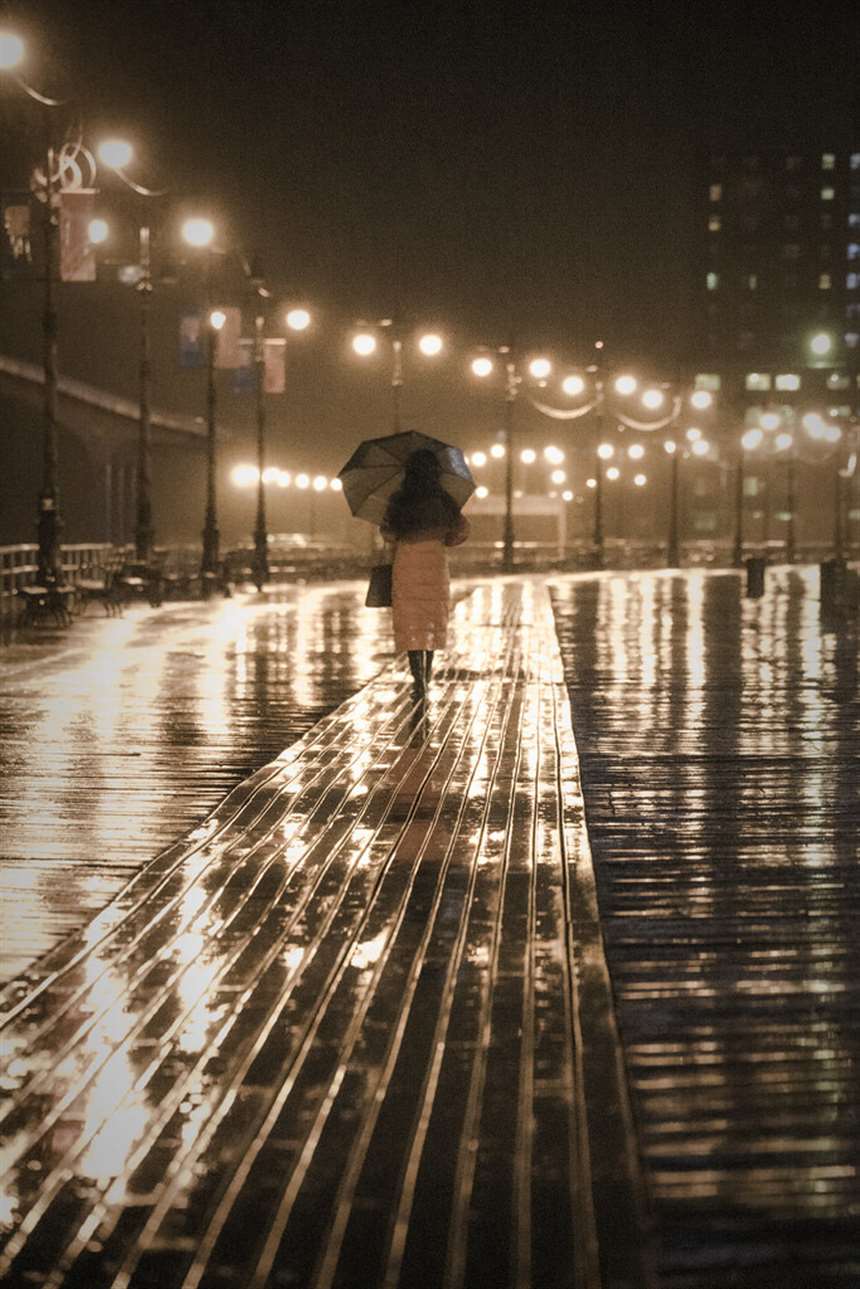 离开你我走入雨中 ,让自己被雨拥抱 .
