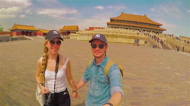 跟男朋友出去玩闺蜜也想一起 心机女喝醉跟闺蜜老公