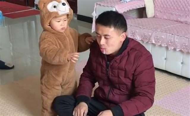 宝宝要爹的棒棒糖 爸爸裤子里藏着一根棒棒糖