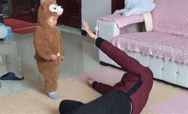 宝宝要爹的棒棒糖 爸爸裤子里藏着一根棒棒糖